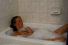 Жена мастурбирует в ванной и стонет